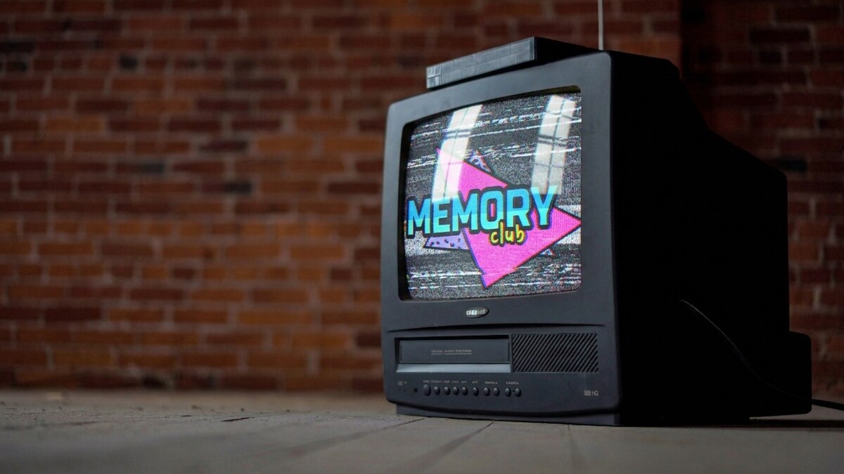 Téléviseur cathodique affichant le logo du Memory Club, bar arcade rétro-gaming à Villeurbanne près de Lyon